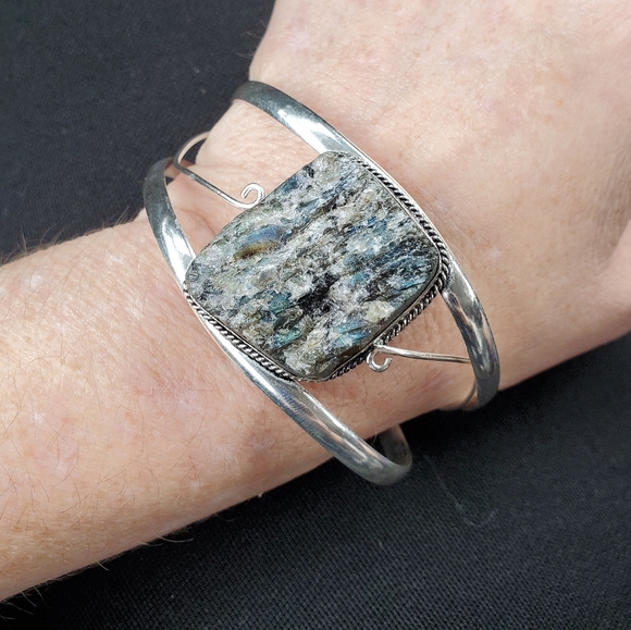New Spectrolite (Labradorite) Feldspar Rough 925 Silver Cuff Bracelet. - Picture 4 of 14